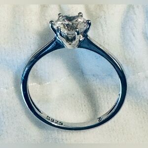 Engagement ring for women. Made of 925 sterling silver and embellished with 1ct